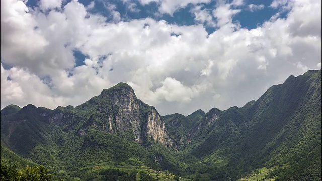 山上的云延时视频素材