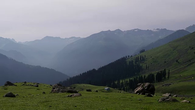 从Gangbal基地营地看到的位于查谟和克什米尔的gandbal地区的喜马拉雅山脉全景视频素材