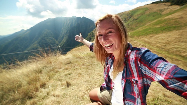 徒步旅行者在山顶自拍视频素材