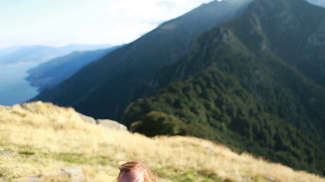 登山妇女到达山顶视频素材