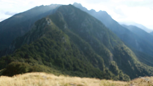 登山妇女到达山顶视频素材