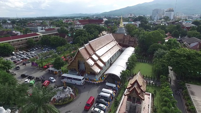 在泰国清迈的辛格寺上空飞翔视频素材