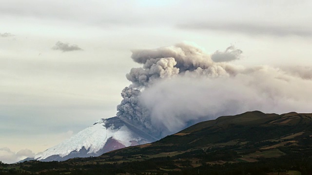 厄瓜多尔科托帕希火山于2015年8月27日晚喷发视频素材