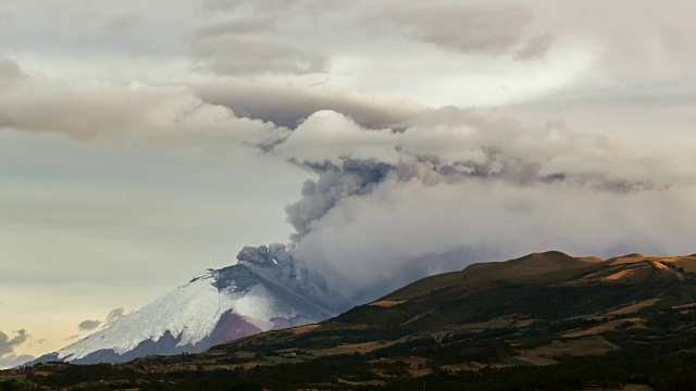 厄瓜多尔科托帕希火山于2015年8月27日晚喷发视频素材