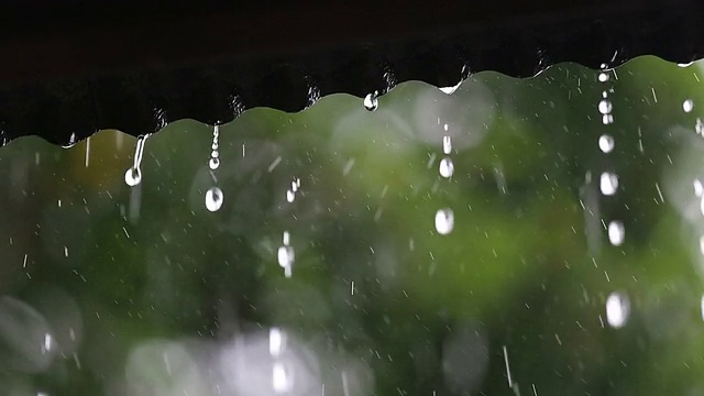 雨落在屋顶上。视频素材