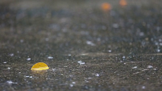 雨滴落在地板上。视频素材