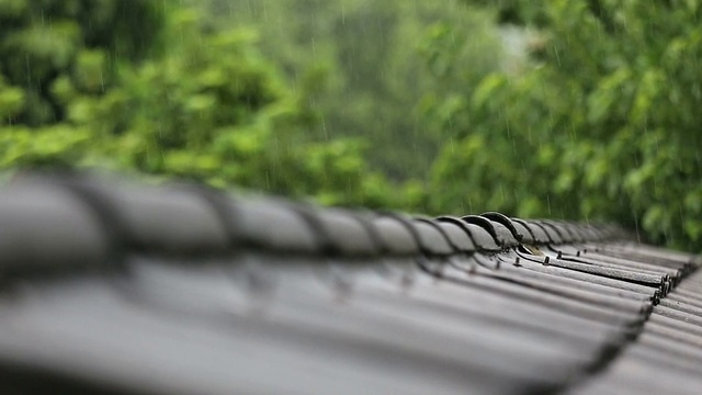 雨落在屋顶视频素材