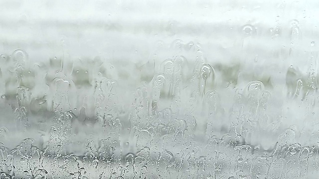 雨滴顺着窗户流下视频素材