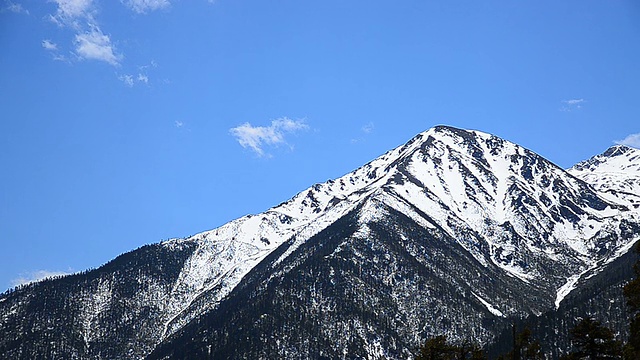 雪山山脉景观与蓝天背景视频素材