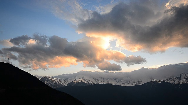 日落雪山景观和云景视频素材