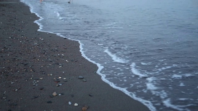 在海滩上散步时，腿部特写视频素材