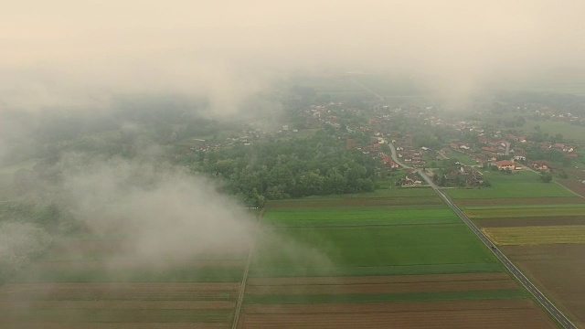 雾中的空中乡村视频素材