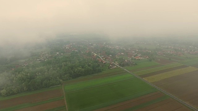 雾中的空中村庄视频素材