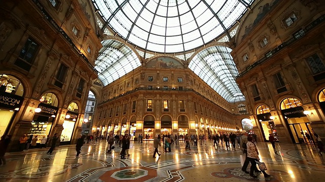 WS TD拍摄于Galleria Vittorio Emanuele II商场室内/米兰，伦巴迪亚，意大利视频素材