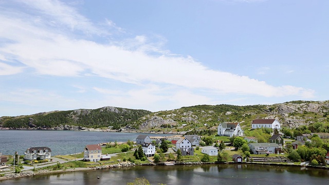 WS HA View of Town and lake / Brigus，纽芬兰，加拿大视频素材