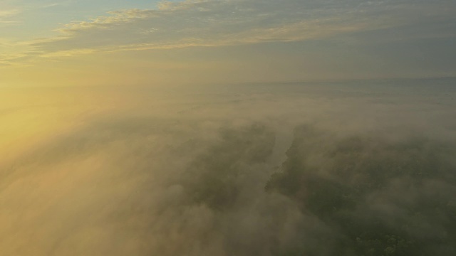 空中河在一个有雾的早晨视频素材