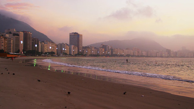 在巴西里约热内卢的海岸线上冲浪的桨板冲浪者视频素材