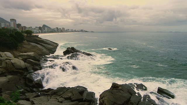 慢动作拍摄的岩石和海浪沿着海岸线里约热内卢de Janeiro，巴西视频素材