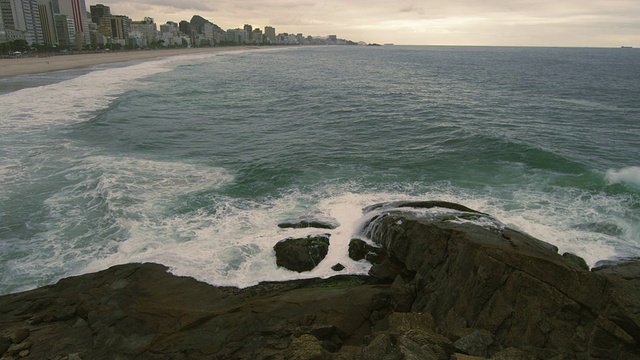 慢镜头拍摄的里约热内卢de Janeiro海岸在里约热内卢de Janeiro，巴西视频素材