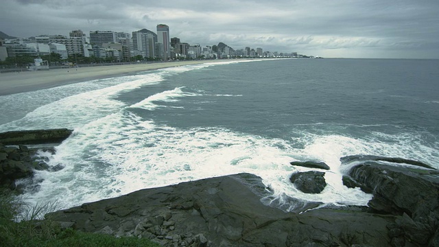 缓慢的海浪拍打着巴西里约热内卢海岸的岩石视频素材