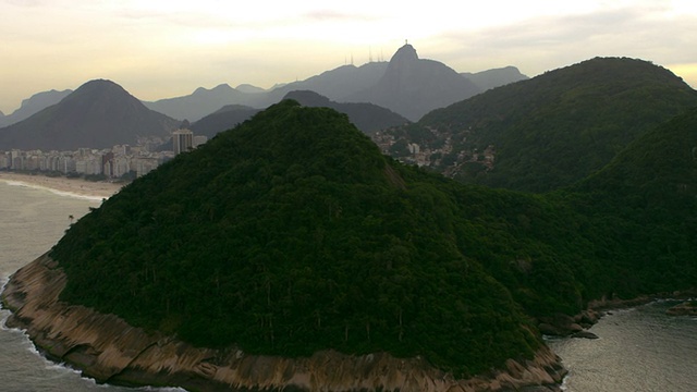 鸟瞰图里约热内卢de Janiero通过两座山视频素材