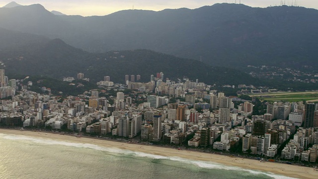 从空中拍摄的海岸线。视频素材