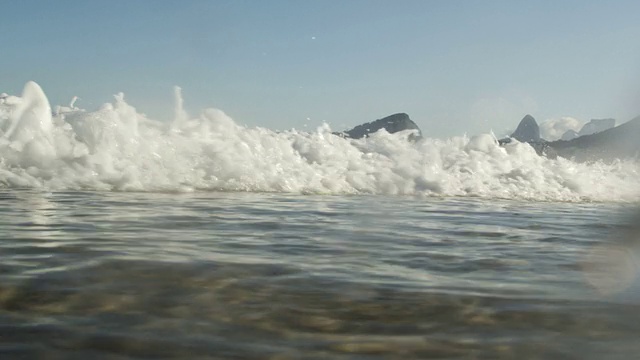 巴西里约热内卢科帕卡巴纳海岸外的海浪。视频素材