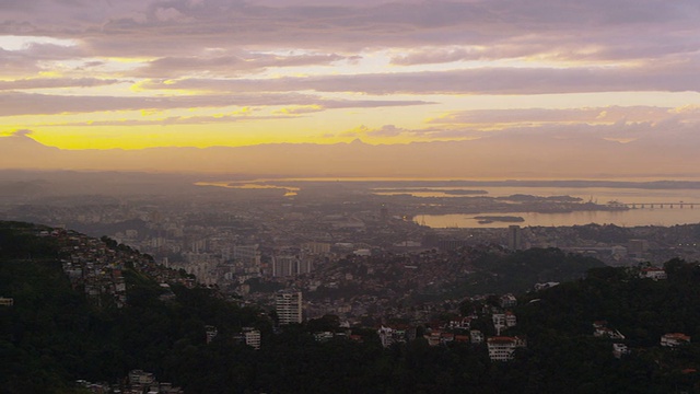 在里约热内卢的城市景观上，黄色和粉红色的夕阳。视频素材