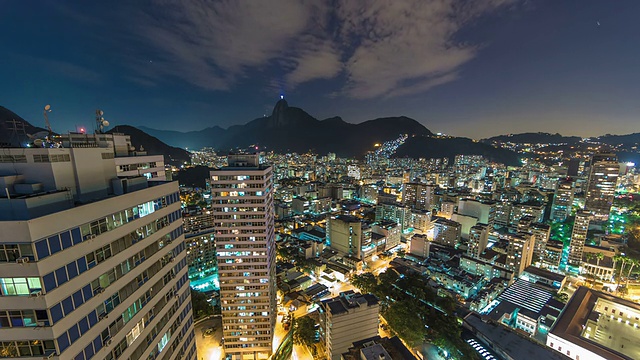 里约热内卢中从屋顶俯瞰城市的夜景。视频素材