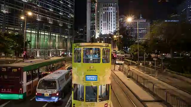 T/L WS POV香港夜景从一辆超速电车/中国香港视频素材