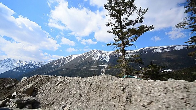 汽车在雪山路上行驶视频素材