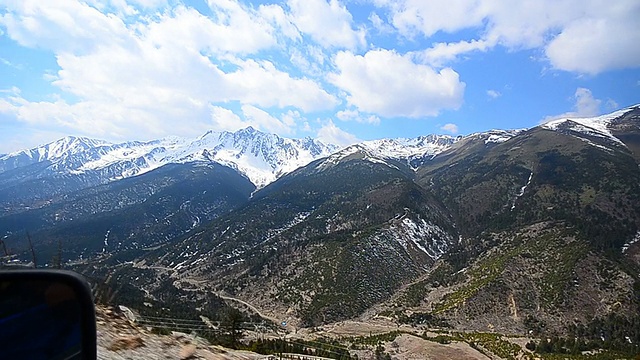 汽车在雪山路上行驶视频素材