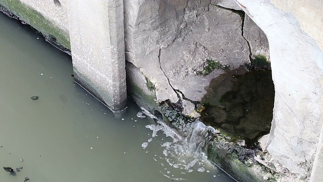 污水排入河里视频素材