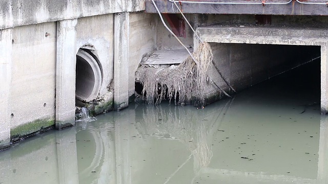 污水排入河流视频素材