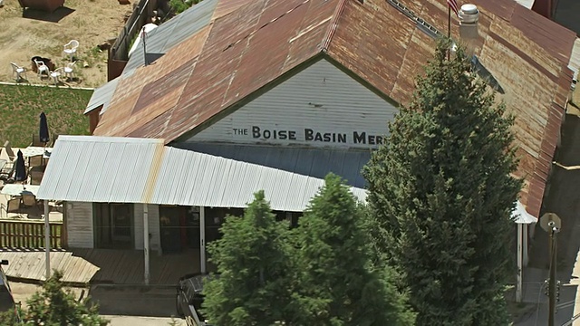 MS AERIAL TS Boise Basin Store on Main Street / Idaho City，美国爱达荷州视频素材