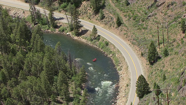 CU AERIAL ZO Rafters骑在鲑鱼河和与河流平行的道路上，美国爱达荷州视频素材