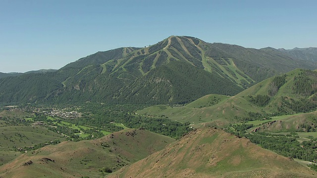 美国爱达荷州太阳谷地区的WS AERIAL Bald Mountain和Ketchum视频素材