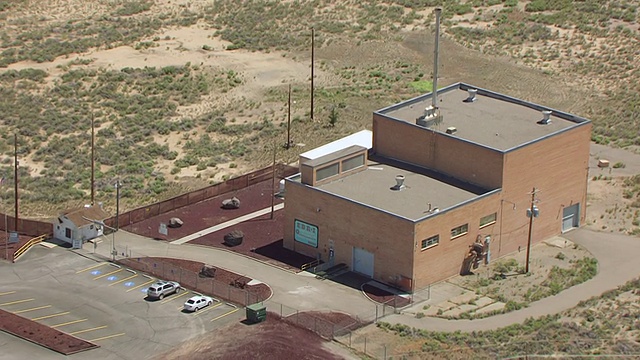 CU AERIAL ZO Experimental Breeder Reactor 1 Site sign and Idaho Desert and Twin Buttes in back side /美国爱达荷州视频素材