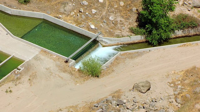 美国爱达荷州哈格曼孵化场的CU空中排水池视频素材