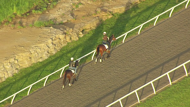 MS AERIAL TS拍摄的马和骑师骑到位置在WinStar轨道/凡尔赛，肯塔基，美国视频素材