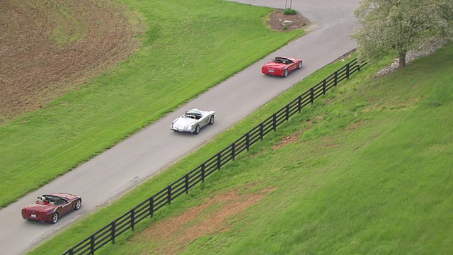 WS AERIAL TS拍摄的汽车行驶在乡村道路/保龄球格林，肯塔基州，美国视频素材