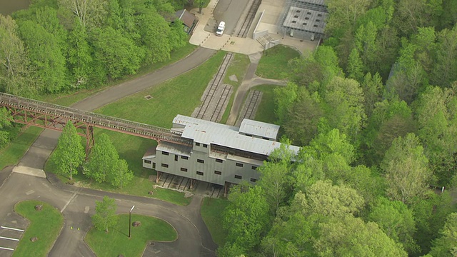 CU AERIAL DS ZO拍摄的蓝色苍鹭煤矿建筑顶部和通往美国肯塔基州桥梁的轨道视频素材