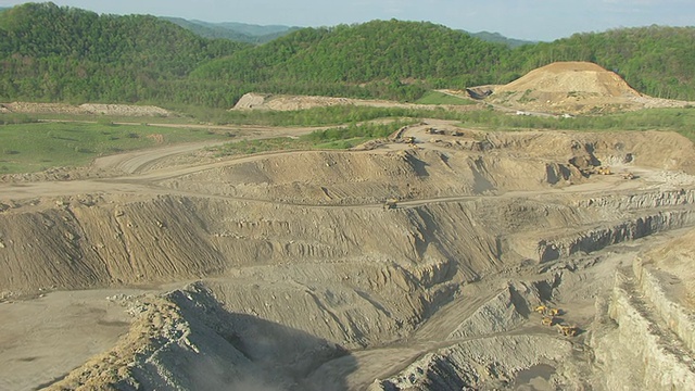 美国肯塔基州坎伯兰高原山顶移除采矿点的WS鸟瞰图视频素材