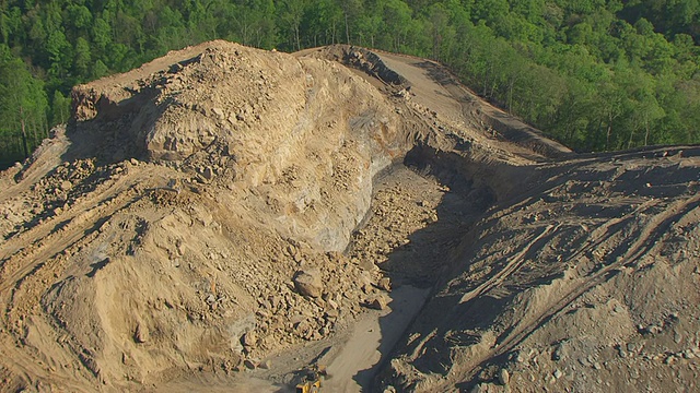 美国东肯塔基州的推土机驱动和移动泥土和山顶迁移现场视频素材