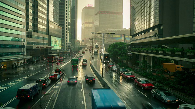 雨中行走在行人身上视频素材