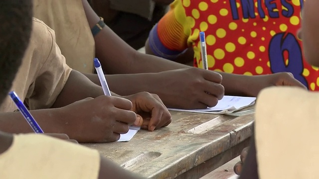 benin_afrika_小村庄学校的孩子写作视频下载