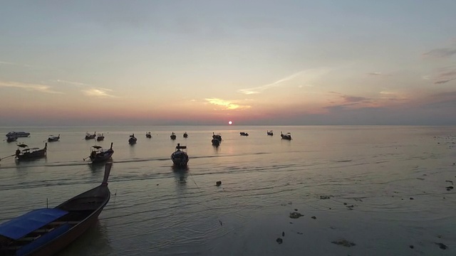 驾着船飞向海面上的太阳视频下载