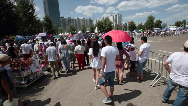 蒙古乌兰巴托那达慕节期间拥挤的街道视频素材