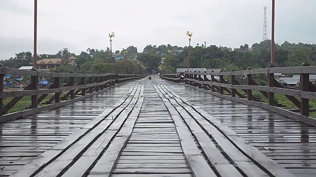 那座老木桥现在是雨季视频素材