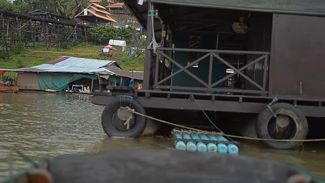 下雨天从船内看船屋视频素材